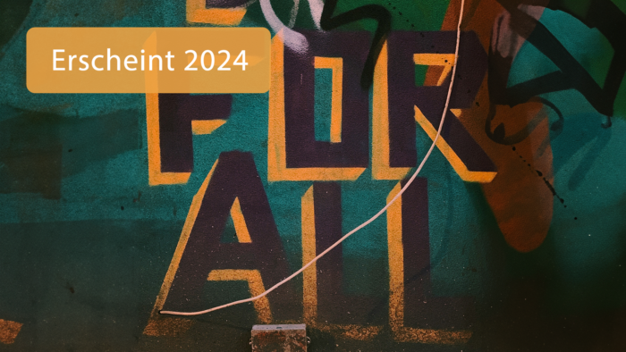 Detailreiches Graffiti in kräftigen Orange- und Grüntönen mit dem Schriftzug "FOR ALL" auf einer texturierten Wand, unterbrochen von einem weißen Kabel im Vordergrund. Oben links befindet sich ein Schriftzug "Erscheint 2024"